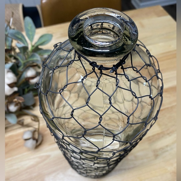 Chicken wire vase with greenery - Picture 8 of 12